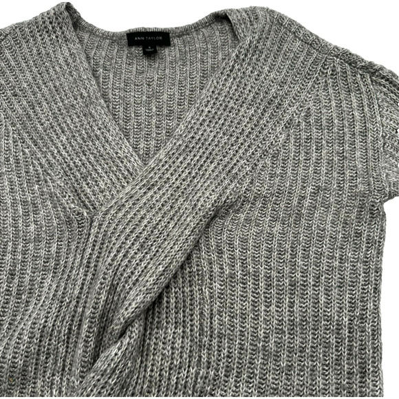 Ann Taylor MEDIUM twist criss cross fuzzy‎ v neck gray knit sweater pullover top - Picture 1 of 6